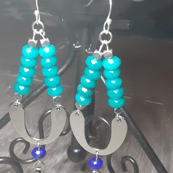 🦋🏵️🦋Semi Precious Stone and Leaf Earrings - Picture 4 of 8